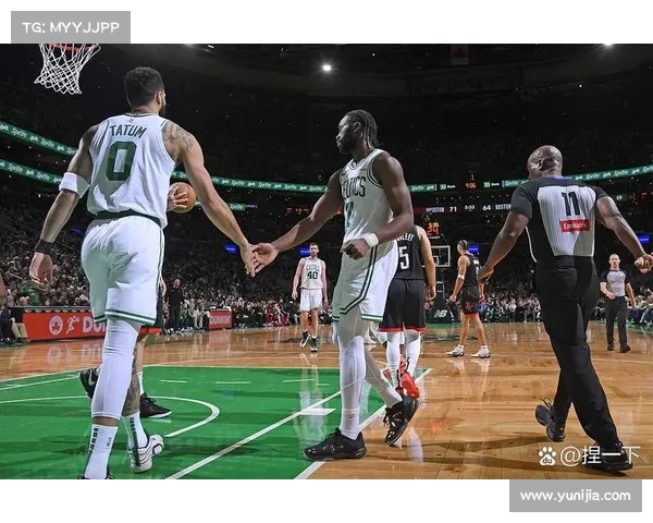 震撼全场NBA激烈对决现场画面瞬间捕捉球员激情与比赛高潮 震撼全场NBA激烈对决现场画面瞬间捕捉球员激情与比赛高潮